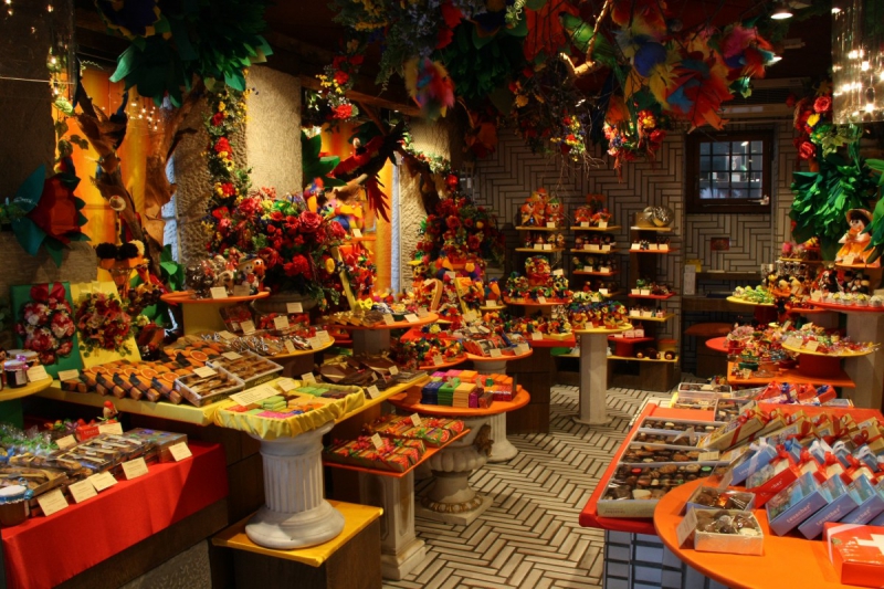 vitrine-FAYENCE-min_candy_store_chocolate_shop_chocolate_switzerland-393515