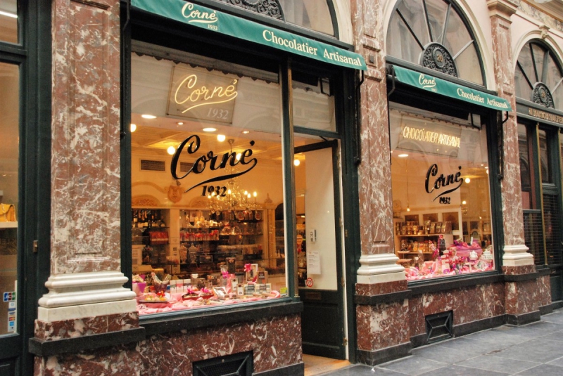 vitrine-FAYENCE-min_chocolate_chocolaterie_shop_luxury_chic_gallery_brussels_belgium-558146